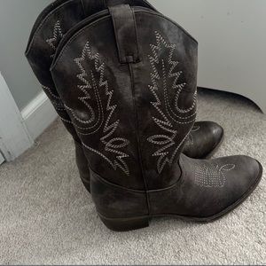 Twain cowgirl boots. Size 8. Never worn. $70